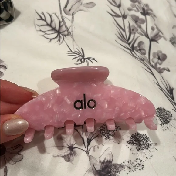 ヘアアクセサリー [Alo Yoga] Outline Claw Clip Outline Claw Clip - Macadamia/Black | ALO